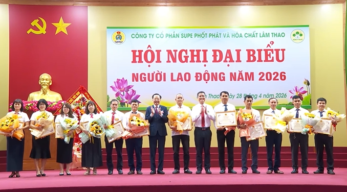 Nhiều tập thể, cá nhân có thành tích xuất sắc của doanh nghiệp nhận khen thưởng. Ảnh: Supe Lâm Thao&nbsp;