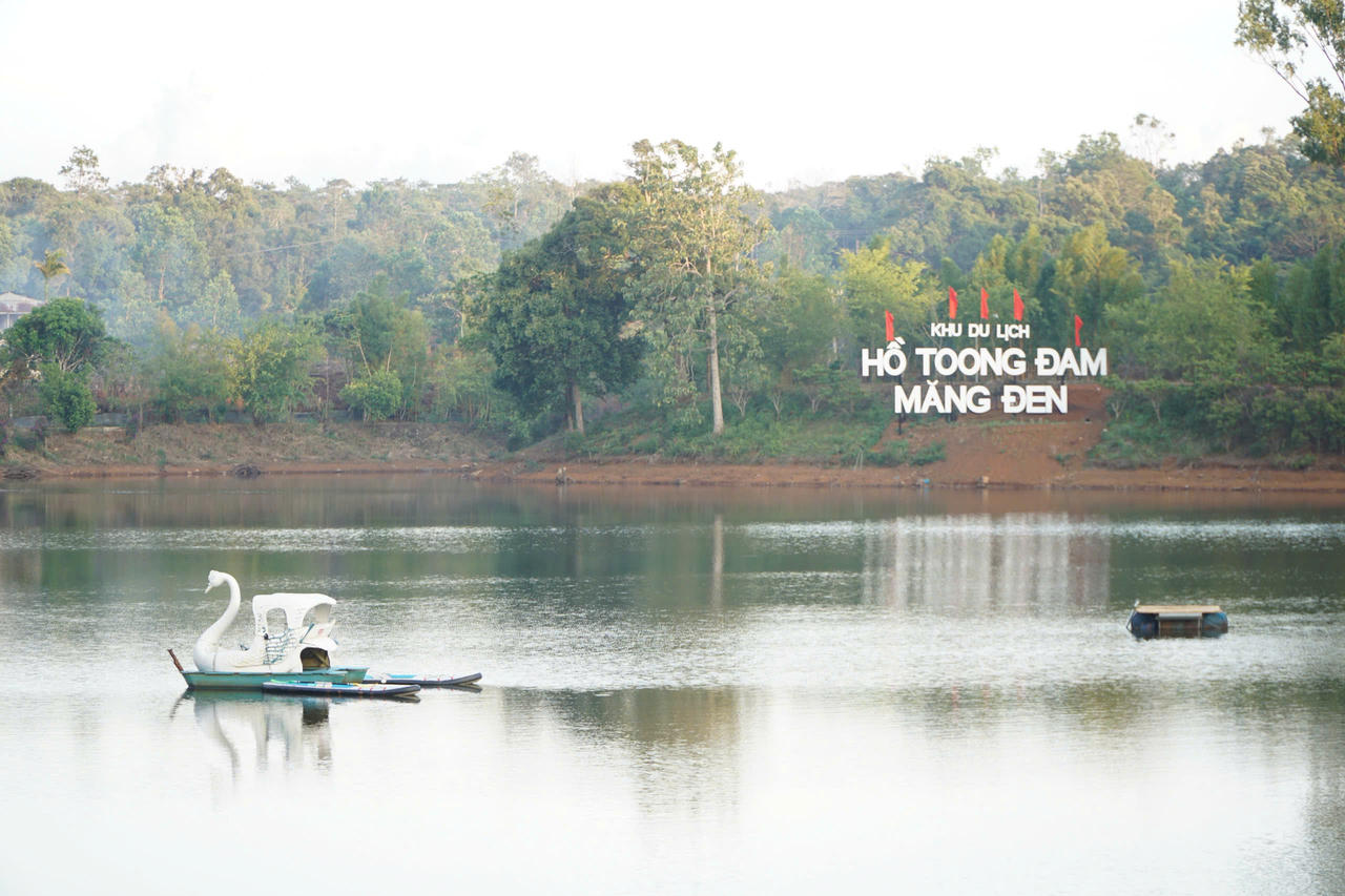 Không gian hồ Toong Đam với các dịch vụ trải nghiệm mặt nước và điểm check-in, hứa hẹn trở thành điểm đến mới thu hút du khách khi đến Măng Đen.