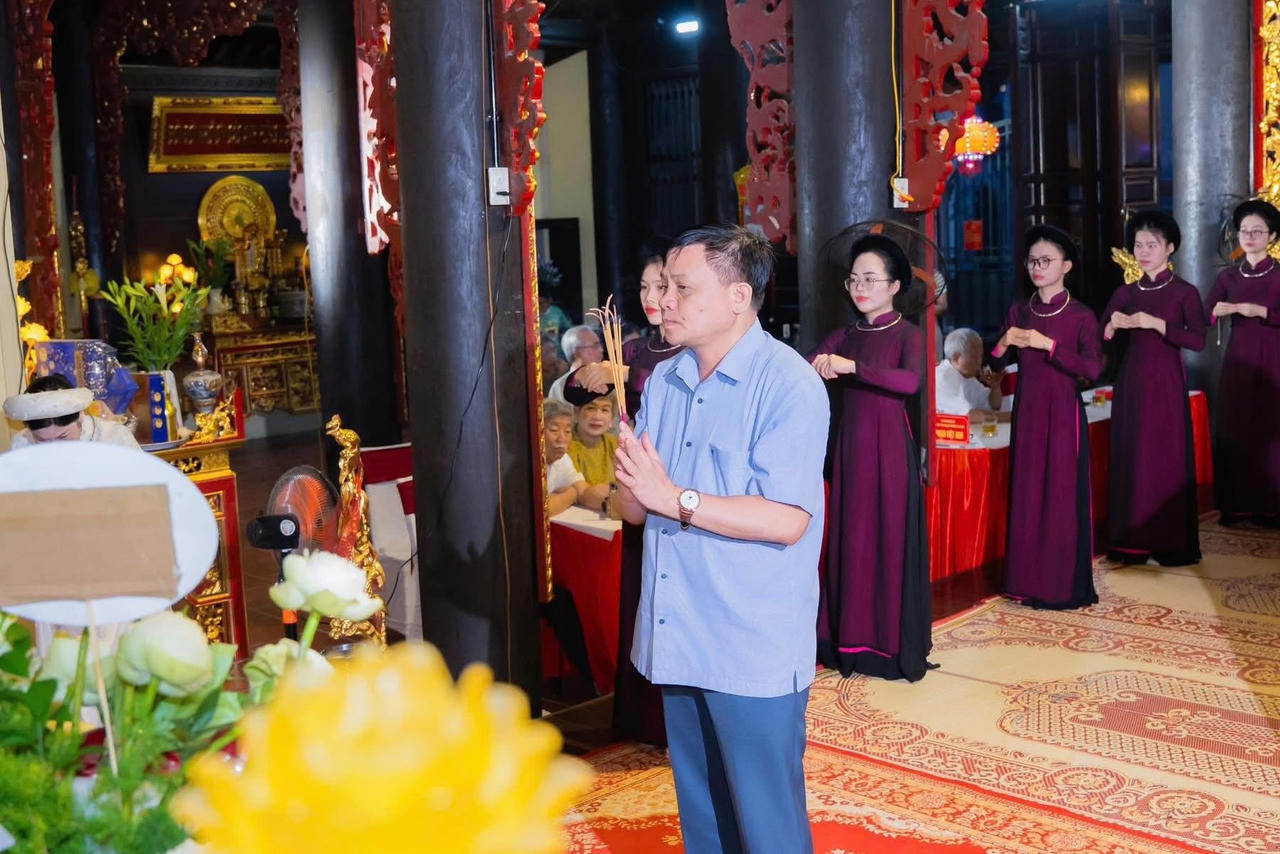Ông Đặng Đông Anh - Bí thư Đảng ủy phường Lê Chân cùng thành viên câu lạc bộ ca trù dâng hương trước anh linh Đức Thánh Mẫu Lê Chân.