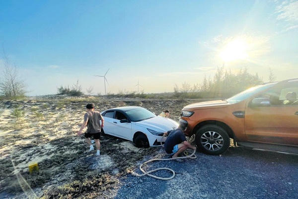 Sa lầy giữa đồi cát, du khách được người dân Quảng Trị hỗ trợ