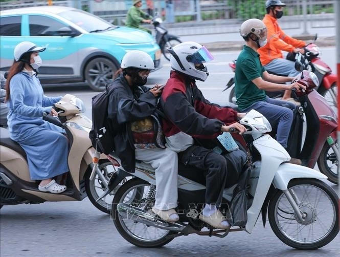 Người d&acirc;n với h&agrave;nh l&yacute;, đồ đạc được chằng buộc cẩn thận hướng từ Quốc lộ 1A đi v&agrave;o TP H&agrave; Nội.&nbsp;(Ảnh: TTXVN)