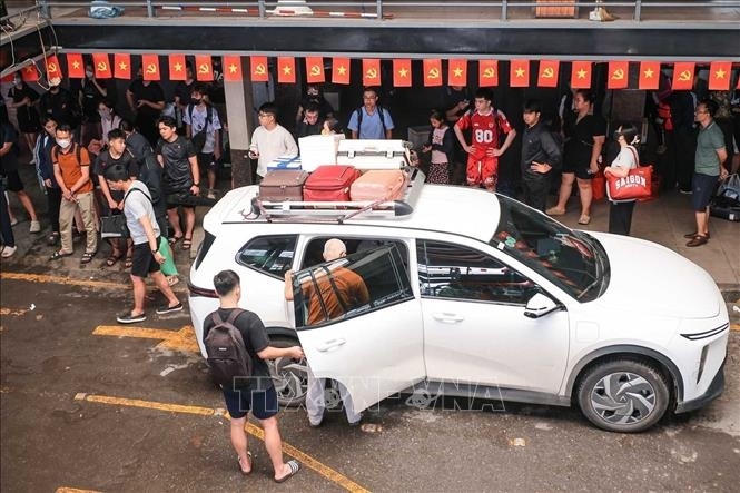Dòng người hối hả trở lại Hà Nội sau kỳ nghỉ lễ