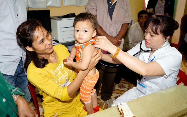 Nhóm dân cư tại vùng ven biển, miền núi đang phải gánh chịu những hệ lụy nặng nề do biến đổi khí hậu.
