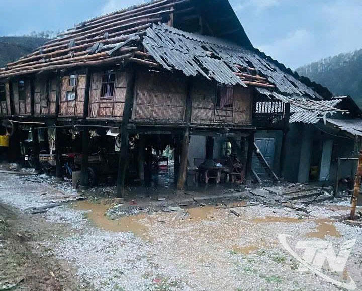 Dông lốc, mưa đá khiến hàng trăm nhà tốc mái và nhiều ô tô bị hư hỏng