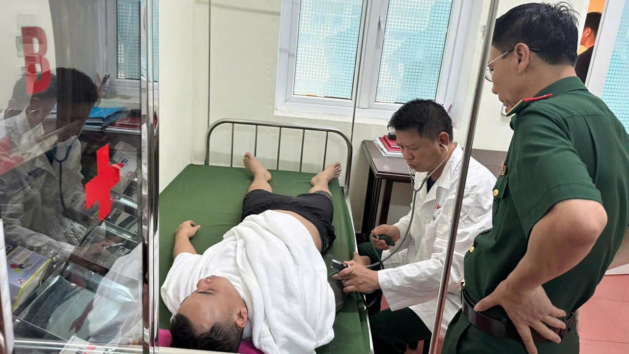 Cán bộ quân y Bộ đội Biên phòng tổ chức sơ cứu, theo dõi sức khỏe nạn nhân bị đuối nước sau khi được đưa vào bờ an toàn.