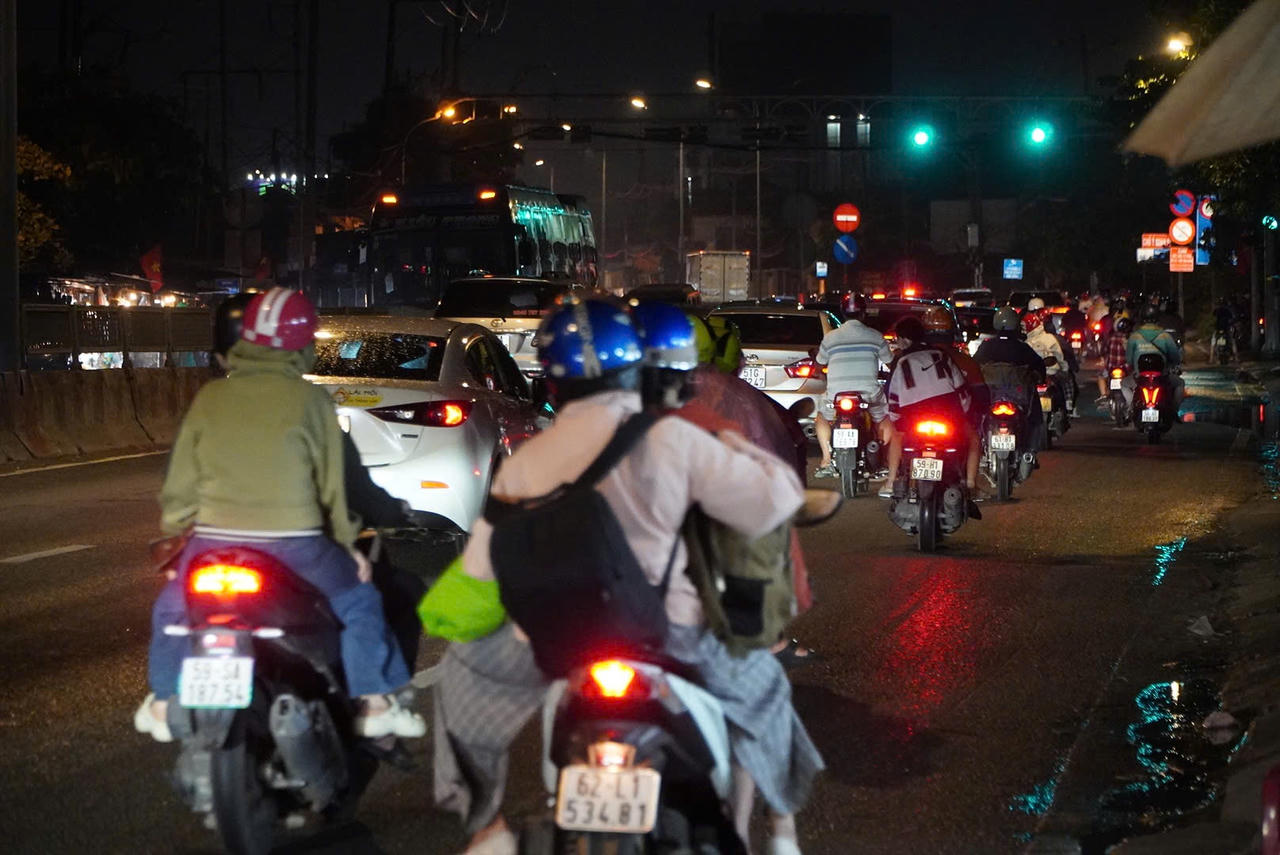 Dòng người hối hả trở lại Hà Nội sau kỳ nghỉ lễ