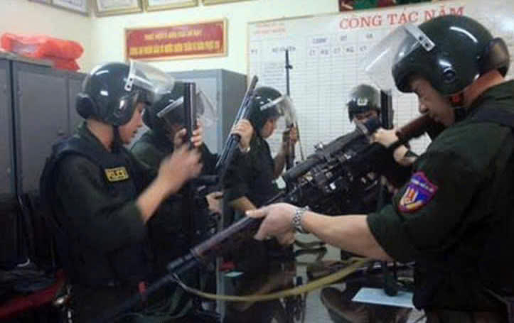 Mỗi khẩu súng được kiểm tra không chỉ là thao tác nghiệp vụ, mà còn là sự cân nhắc giữa ranh giới sống và chết, giữa cái ác và lẽ phải mà người lính phải đối diện.