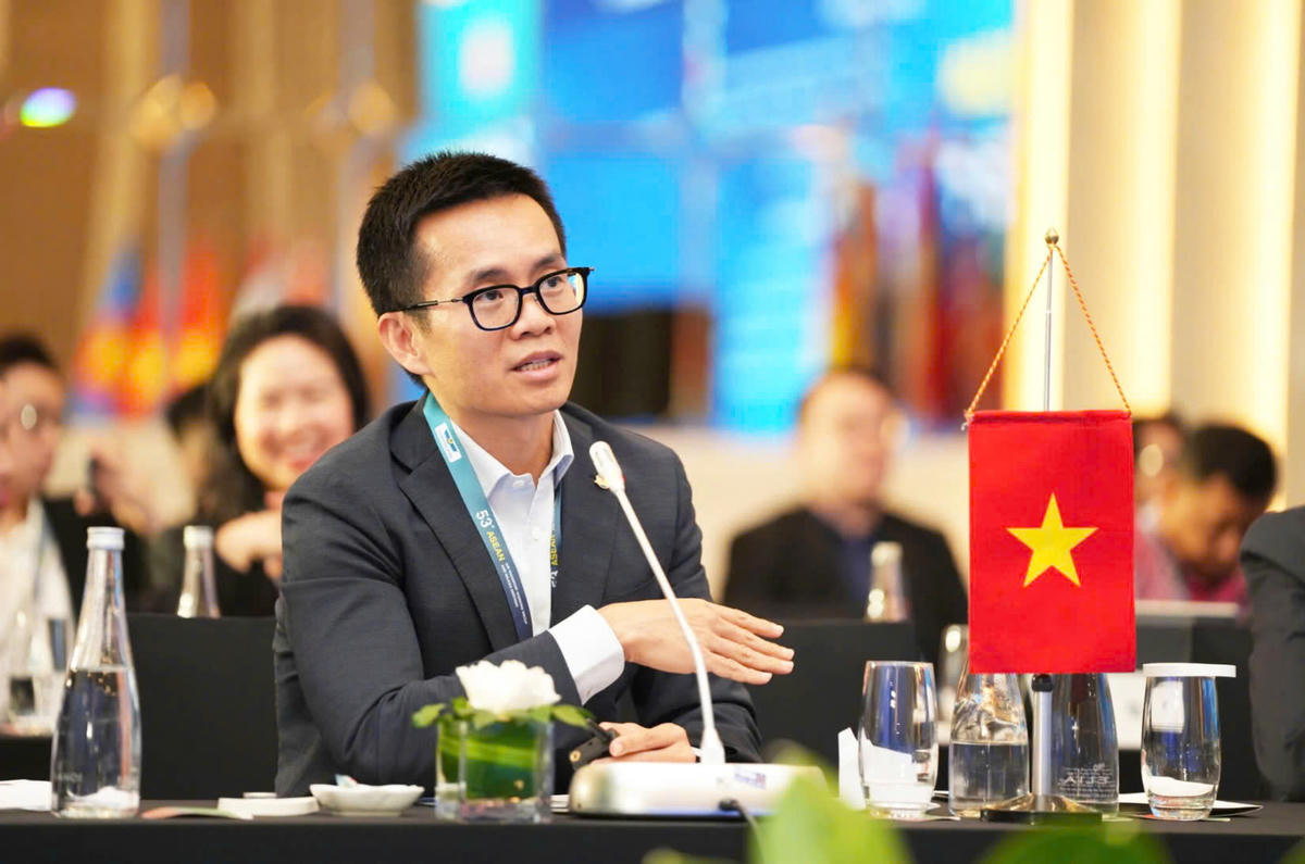 Ngày 30/4/2026, PTGĐ Vietnam Airlines Nguyễn Quang Trung báo cáo kết quả Hội nghị AAM49 tại phiên toàn thể Hội nghị ATWG53. Thông qua diễn đàn AAM 49, các hãng hàng không cùng thống nhất tiếng nói chung, thúc đẩy hội tụ chính sách, nâng cao năng lực cạnh tranh, đồng thời hướng tới mục tiêu phát triển bền vững, thích ứng với các thách thức toàn cầu. Trong thời gian tới, Vietnam Airlines sẽ tiếp tục chủ trì tổ chức các kỳ Hội nghị AAM tiếp theo trong nhiệm kỳ, đóng góp tích cực vào tiến trình xây dựng một thị trường hàng không ASEAN kết nối, hiệu quả và phát triển bền vững.
