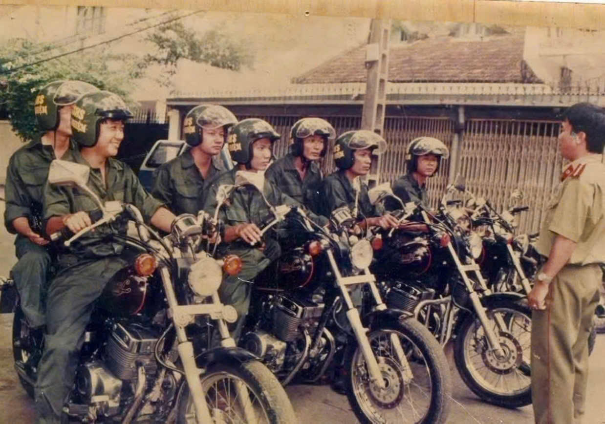 Những chiến sĩ Cảnh sát hình sự đặc nhiệm Thủ đô trong những ngày đầu thành lập giản dị, thô sơ nhưng ánh mắt luôn ánh lên sự quả cảm, sẵn sàng lên đường bất cứ lúc nào để trấn áp tội phạm.