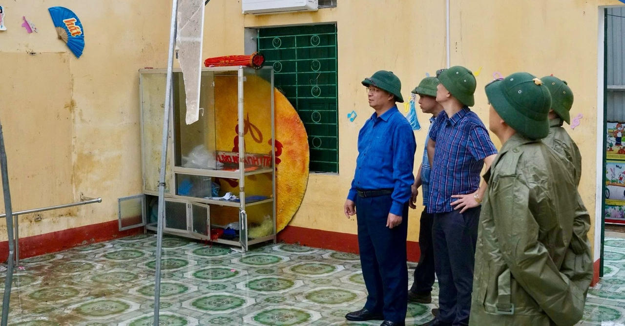 Ông&nbsp;Nông Quang Nhất, Phó Chủ tịch UBND tỉnh Thái Nguyên, kiểm tra tình hình thiệt hại do dông lốc xảy ra tối 2-5 và công tác khắc phục hậu quả tại trường Mầm non Phú Lạc xã Phú Lạc, tỉnh Thái Nguyên