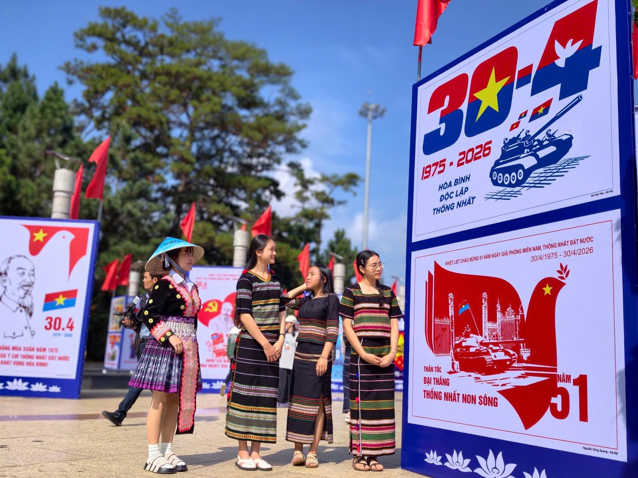 Người dân, du khách tham quan tại Triển lãm tranh cổ động tuyên truyền kỷ niệm 51 năm Ngày Giải phóng miền Nam, thống nhất đất nước.