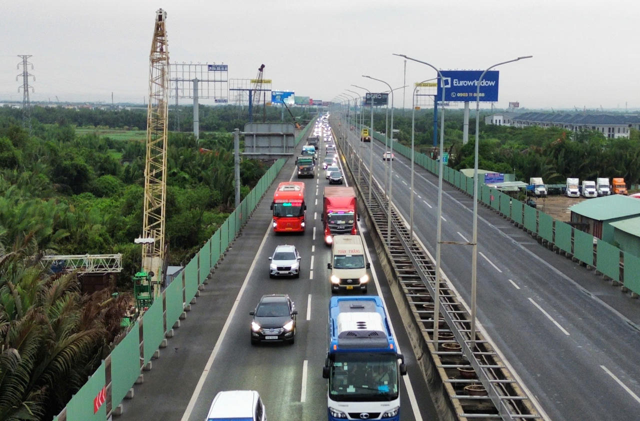 Dòng người hối hả trở lại Hà Nội sau kỳ nghỉ lễ
