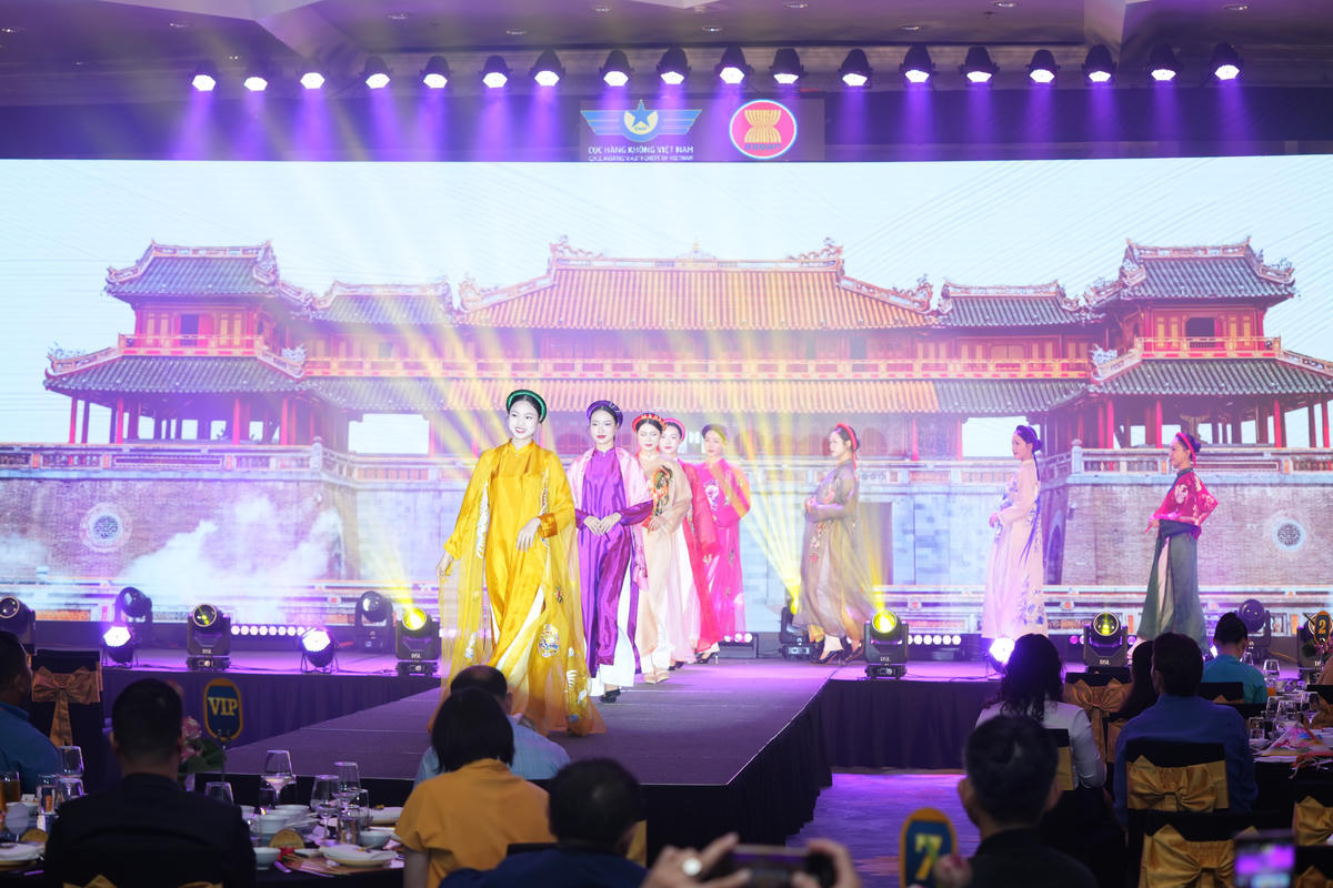 Không gian Gala Dinner “Lotus Night” tái hiện đậm nét bản sắc văn hóa Việt Nam với các tiết mục biểu diễn nhạc cụ dân tộc, trình diễn áo dài cùng các hoạt động trải nghiệm như nặn tò he, vẽ nón lá, làm túi thơm...lan tỏa thông điệp về một Việt Nam giàu bản sắc, đồng thời là cầu nối thúc đẩy hợp tác và gắn kết cộng đồng hàng không ASEAN.