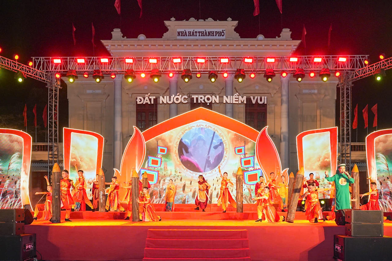 Chương trình nghệ thuật “Đất nước trọn niềm vui” kỷ niệm 51 năm Ngày Giải phóng miền Nam thống nhất đất nước.
