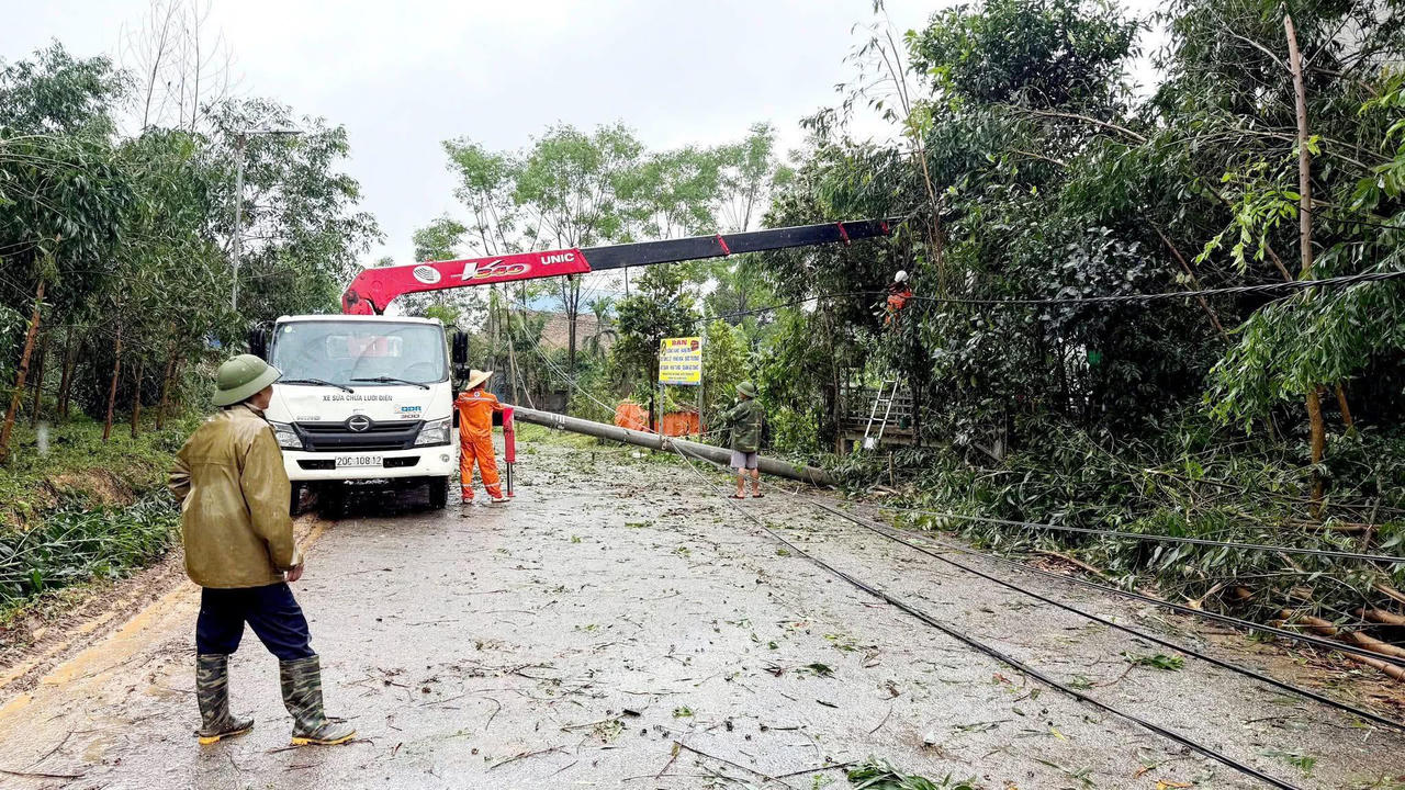 Ngành điện nỗ lực khắc phục sự cố, sớm cấp điện trở lại cho người dân