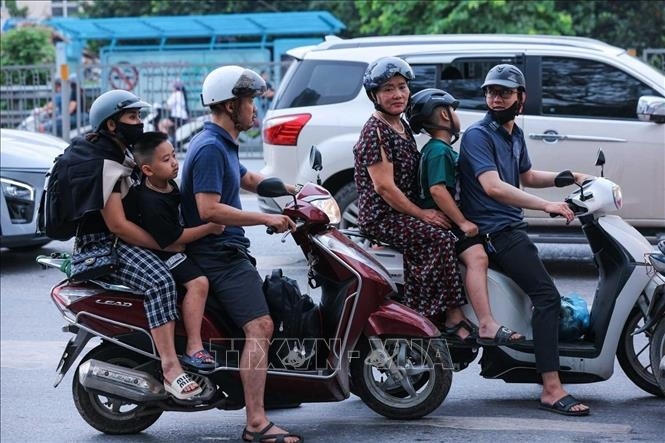 Dòng người hối hả trở lại Hà Nội sau kỳ nghỉ lễ