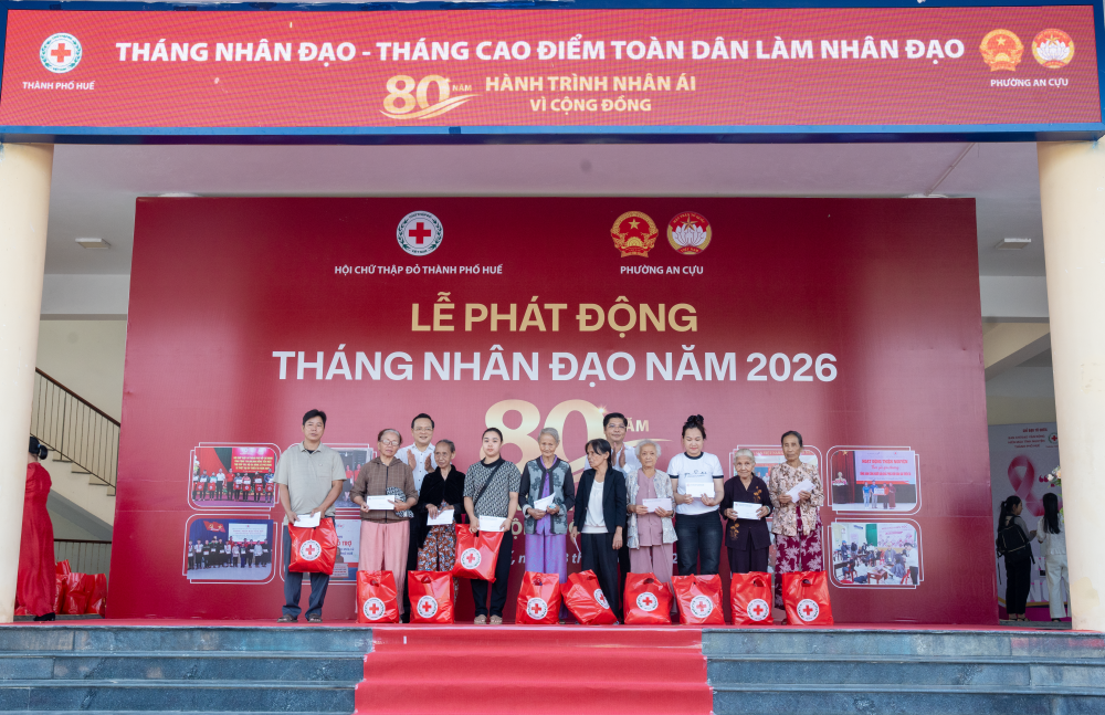 Trao quà cho các hộ gia đình khó khăn trên địa bàn phường An Cựu.