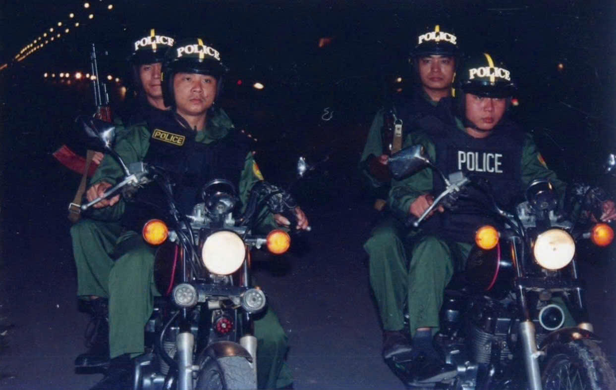 Sau mỗi đêm bình yên của Hà Nội là những bước chân không ngủ, những người lính hình sự âm thầm đối diện bóng tối để giữ lại ánh sáng cho Nhân dân, thức cho dân ngủ ngon, gác cho dân vui chơi, coi niềm vui, hạnh phúc của Nhân dân là hạnh phúc của chính mình.