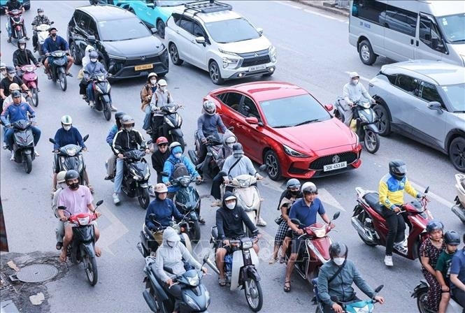 Đường Ngọc Hồi đ&ocirc;ng đ&uacute;c người v&agrave; phương tiện lưu th&ocirc;ng.&nbsp;(Ảnh: TTXVN)