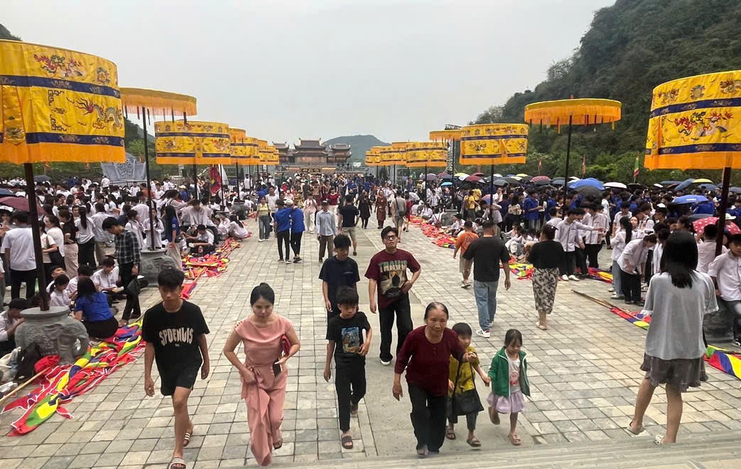 Du khách trải nghiệm tại Lễ hội Đàn Kính Thiên năm 2026,&nbsp;khu văn hóa Thung Ui.