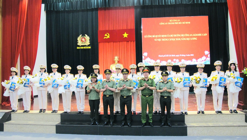 185 cán bộ công an Thành phố Hồ chí Minh được thăng cấp bậc hàm, nâng lương 