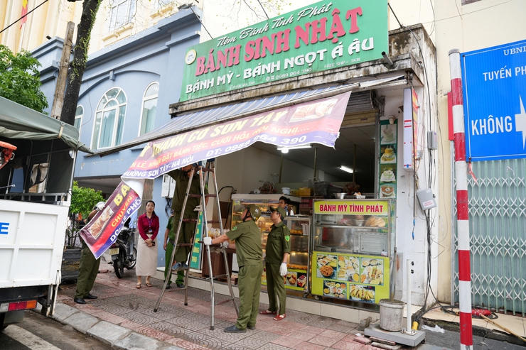 Sơn Tây (Hà Nội): Ra quân giải tỏa lấn chiếm vỉa hè, lập lại trật tự đô thị