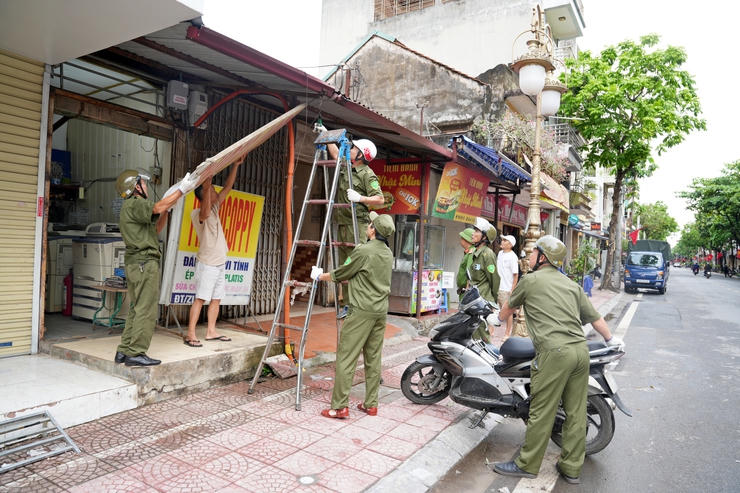 Sơn Tây (Hà Nội): Ra quân giải tỏa lấn chiếm vỉa hè, lập lại trật tự đô thị