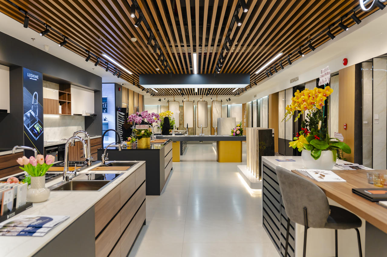 Không gian bày trí khoa học, hiện đại tại Hoa Sen Home giúp khách hàng dễ dàng tham khảo và lựa chọn sản phẩm phù hợp.