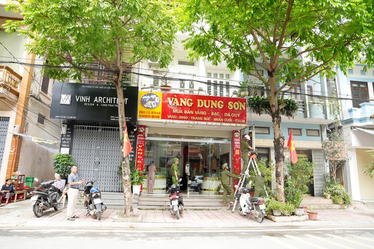 Lực lượng chức năng kiểm tra, xử lý vi phạm lấn chiếm vỉa hè trên tuyến phố Lê Lợi.