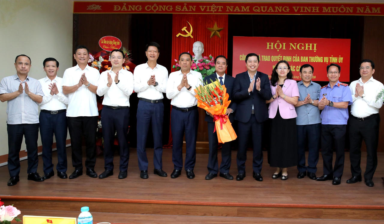Các đại biểu tặng hoa chúc mừng ông Phan Đăng Toàn.