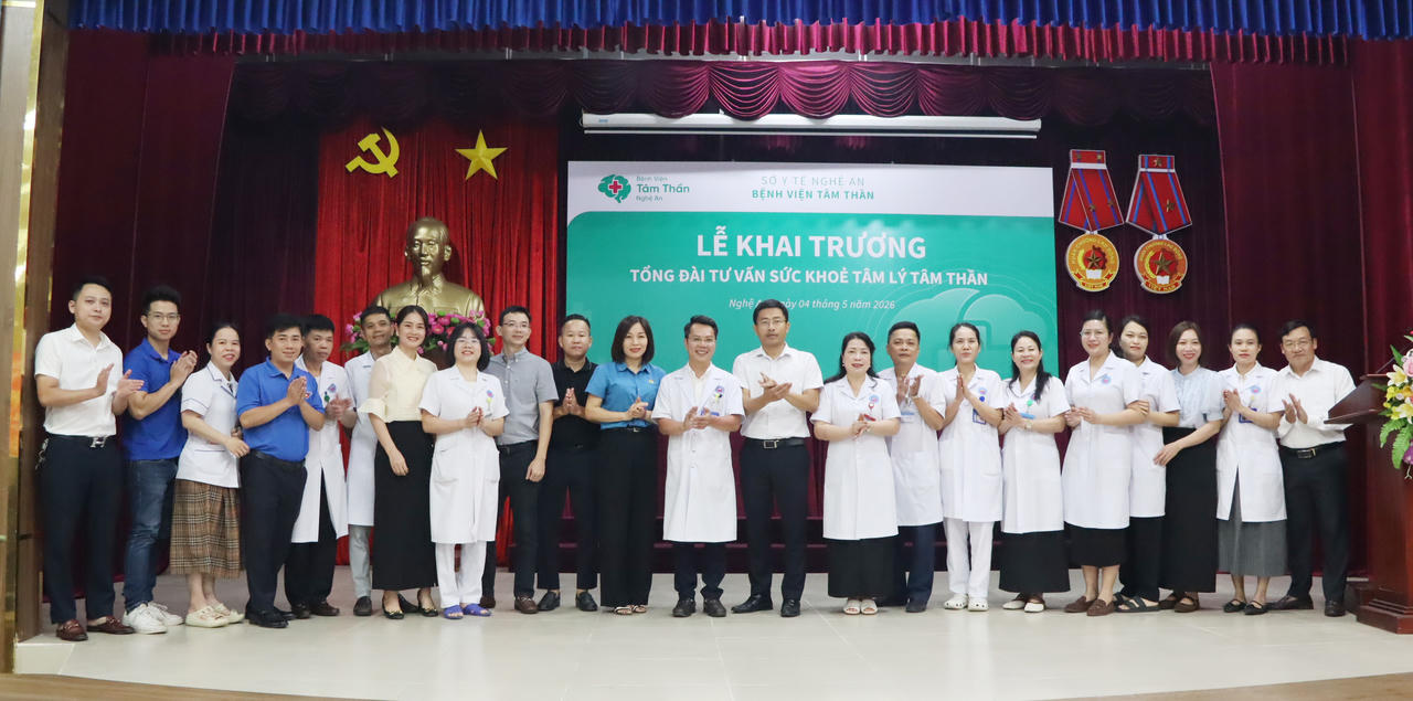 Các đại biểu chụp ảnh tại Lễ Khai trương Tổng đài tư vấn sức khỏe tâm lý tâm thần.&nbsp;