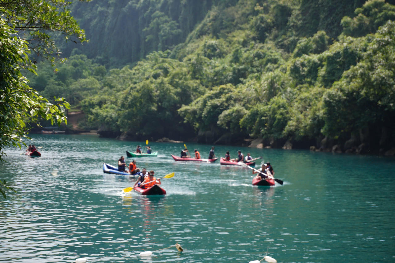 Du khách trải nghiệm chèo thuyền kayak tại Phong Nha - Kẻ Bàng, điểm đến thu hút đông khách dịp lễ.