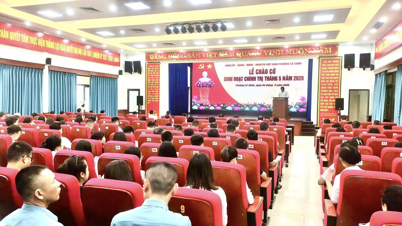 Phường Lê Chân tổ chức Lễ chào cờ và sinh hoạt chính trị tháng 5.