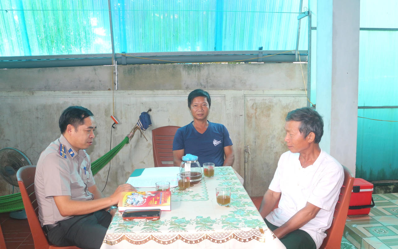 Chấp hành viên Văn Viết Phúc làm việc với ông Trương Quang Oai và ông Trương Công An (người được thi hành án), lắng nghe ý kiến và phân tích quyền, nghĩa vụ của các bên.