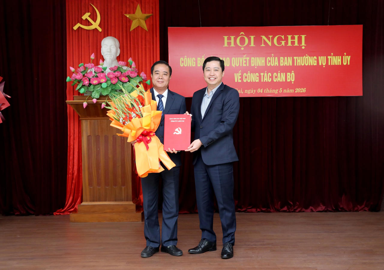 Bí thư Tỉnh ủy Lào Cai Dương Quốc Huy trao quyết định và tặng hoa chúc mừng tân Trưởng ban Nội chính Tỉnh ủy Phan Đăng Toàn.