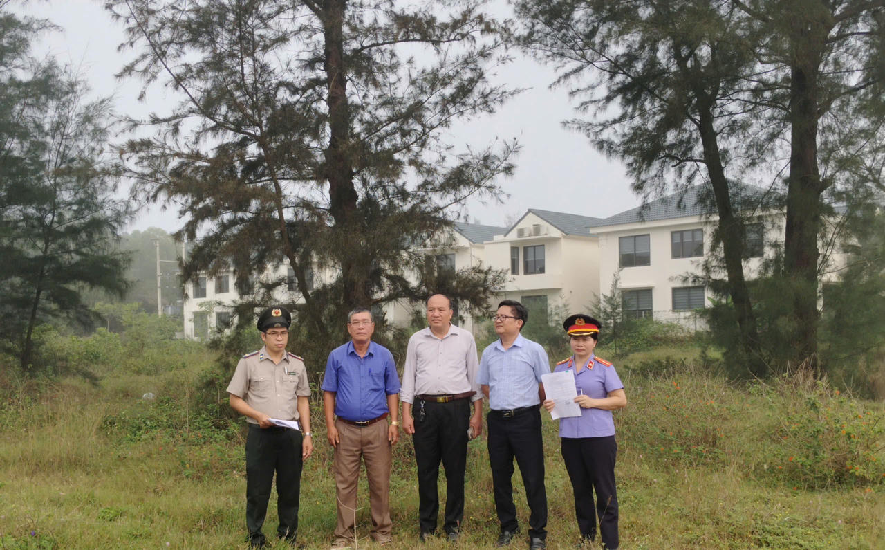 Chấp hành viên Văn Viết Phúc (ngoài cùng bên trái) cùng các đơn vị liên quan kiểm tra, xác định hiện trạng khu đất, góp phần bảo đảm sự phối hợp đồng bộ giữa các cơ quan trong quá trình thi hành án.