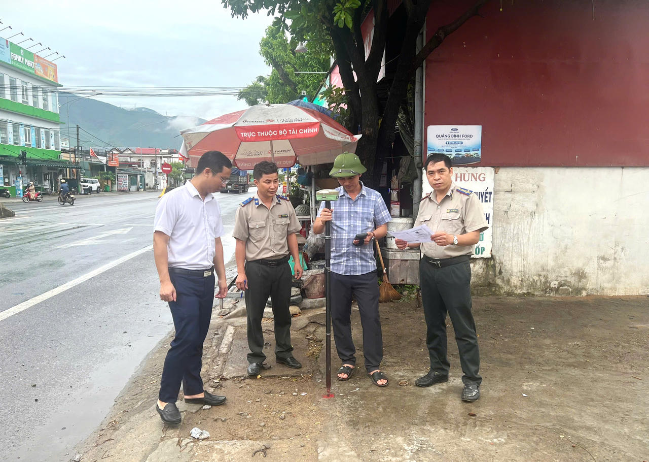 Không chỉ xử lý hiệu quả vụ tranh chấp thừa kế tại xã Vĩnh Linh, chấp hành viên Văn Viết Phúc còn phối hợp các cơ quan liên quan xác định tọa độ, mốc giới thửa đất và tài sản trên đất tại xã Phú Trạch.