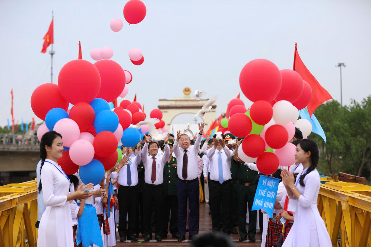 Tổng Bí thư, Chủ tịch nước Tô Lâm cùng các đại biểu thả chim bồ câu, bóng bay cầu hòa bình tại Kỳ đài Hiền Lương.