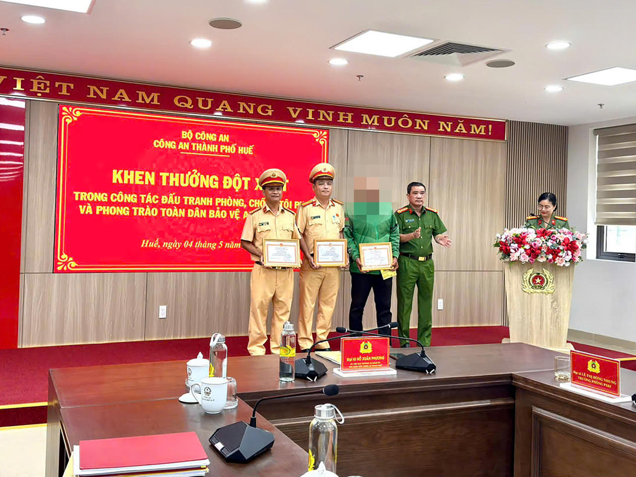 Khen thưởng người dân và CSGT dũng cảm truy bắt đối tượng trộm cắp