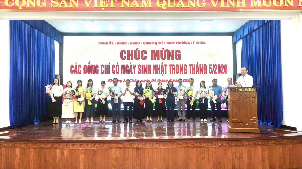 Lãnh đạo phường Lê Chân&nbsp;trao quà chúc mừng sinh nhật tháng 5 cho cán bộ, công chức, viên chức phường.