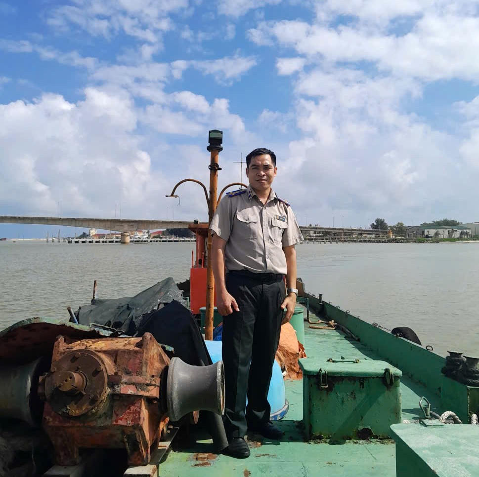 Không chỉ xử lý hiệu quả vụ tranh chấp thừa kế tại Vĩnh Linh, chấp hành viên Văn Viết Phúc còn trực tiếp xác minh tàu cá phục vụ kê biên, cho thấy sự chủ động, trách nhiệm trong nhiều nhiệm vụ khác nhau.