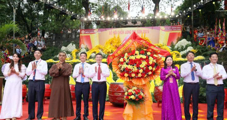 Bà Đinh Thị Lụa, Phó Bí thư Thường trực Tỉnh ủy, Chủ tịch Ủy ban MTTQ Việt Nam tỉnh tặng hoa chúc mừng tại khai mạc Lễ hội.