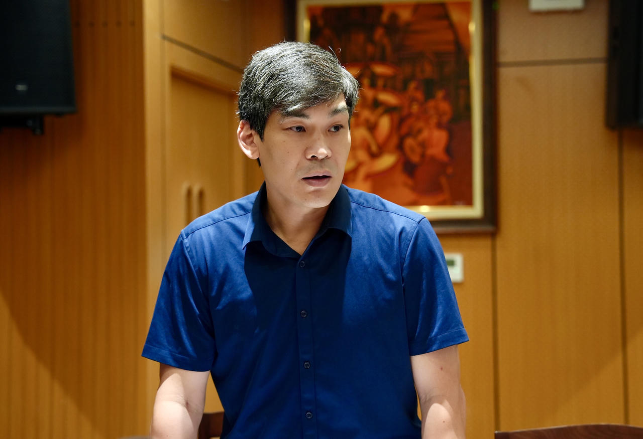 Ông Đặng Trần Anh Tuấn, Phó Chủ tịch Hội đồng quản lý, Giám đốc Quỹ báo cáo tại cuộc họp.