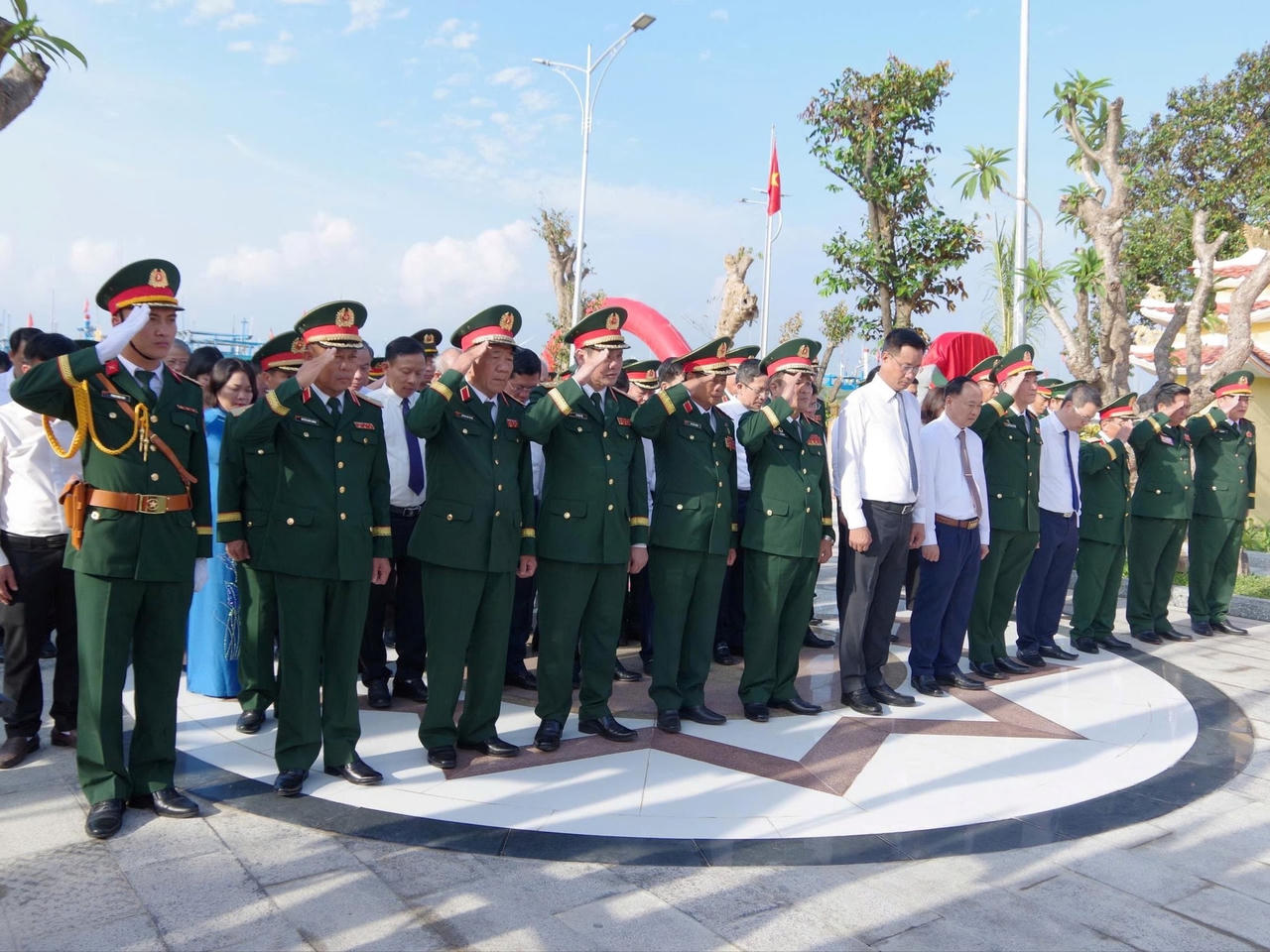 Dâng hương, dâng hoa tưởng niệm các bậc tiền bối cách mạng, các đội viên Đội du kích Vũ Hùng.