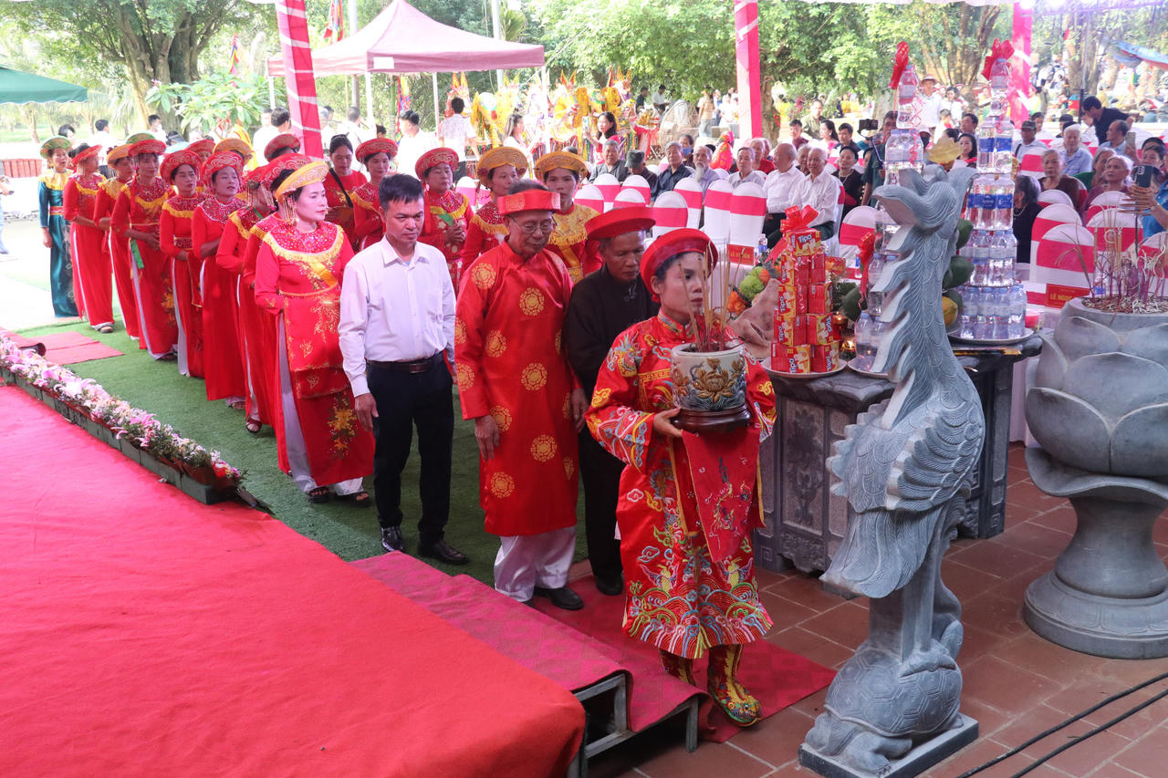 Tại khu vực chính điện, các đại biểu cùng đông đảo nhân dân thành kính dâng hương, dâng lễ vật, cầu cho quốc thái dân an (Ảnh: BTC).