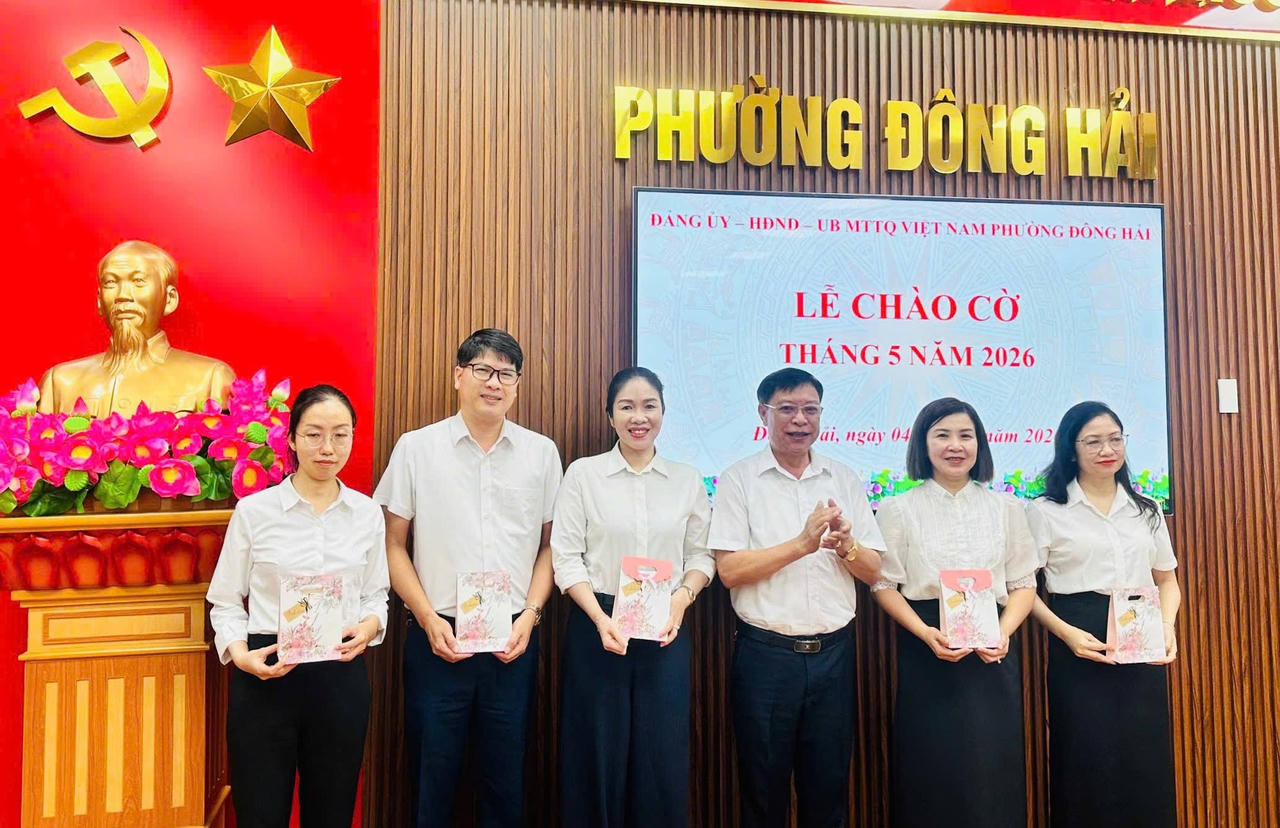 Lãnh đạo phường trao quà chúc mừng sinh nhật các cán bộ, người lao động có ngày sinh trong tháng 5.