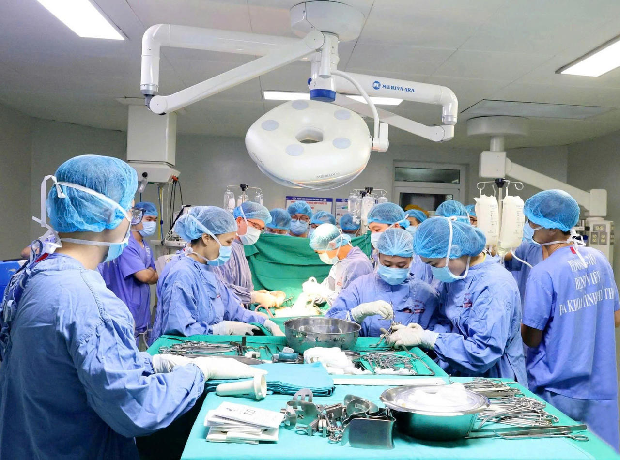 Ekip thực hiện ghép tạng từ người cho chết não tại Bệnh viện Đa khoa tỉnh Phú Thọ.