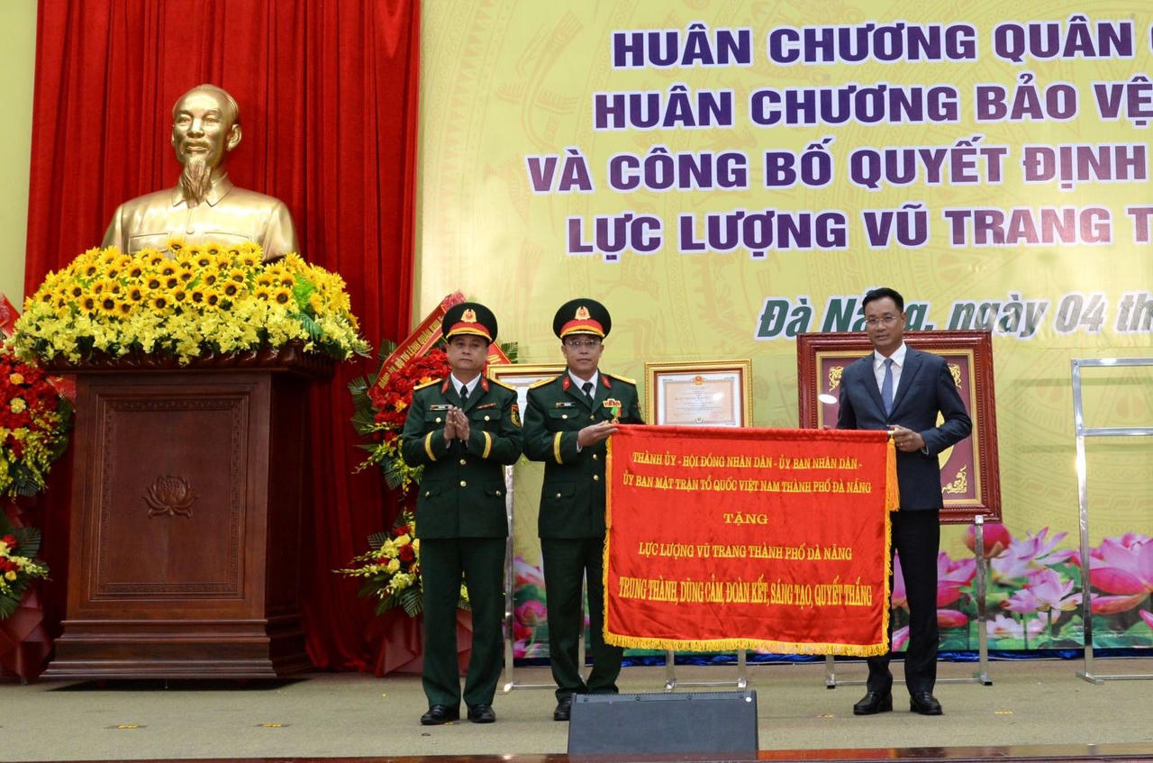 LLVT TP Đà Nẵng đón nhận Huân chương Quân công hạng Nhất