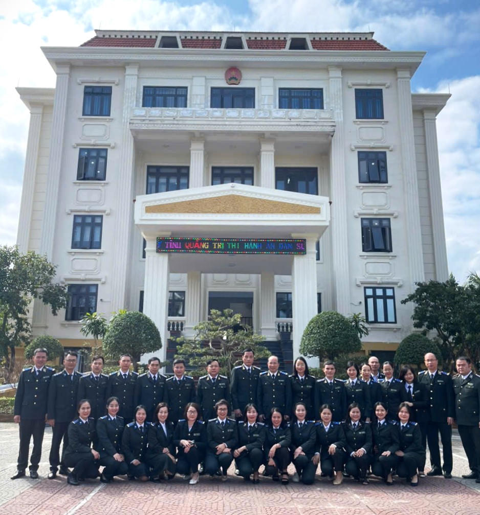 Chấp hành viên Văn Viết Phúc (đứng thứ 5 từ trái sang) chụp ảnh lưu niệm với lãnh đạo Thi hành án dân sự tỉnh, Cục Quản lý Thi hành án dân sự trong chuyến công tác tại tỉnh Quảng Trị.