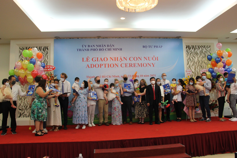 Một buổi lễ giao nhận con nuôi. (Ảnh: Lê Sơn)